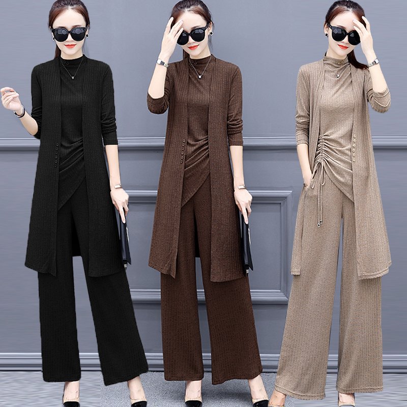 比裙子流行百倍的套装，这女人穿一个比一个惊艳，美到看不出年龄