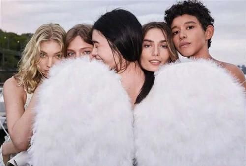 奚梦瑶又上国际杂志了，为了抢镜还掀开了裙子，网友:真够心机!