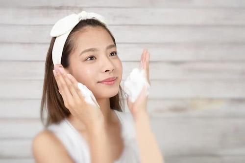 「女生」女生洗脸时,少犯这5个“错误”!皮肤容易变差,还加快毛孔粗大