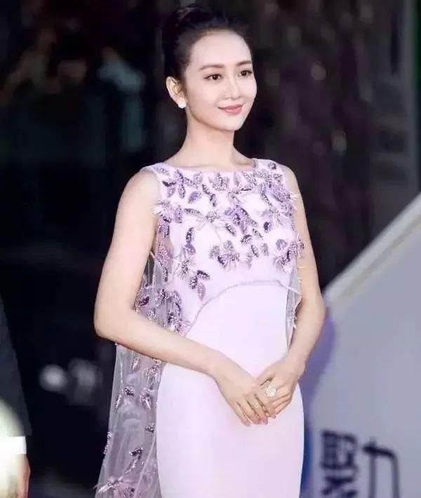 同穿紫色礼服，刘涛优雅大方，宋茜霸气冷艳，刘诗诗温婉柔美