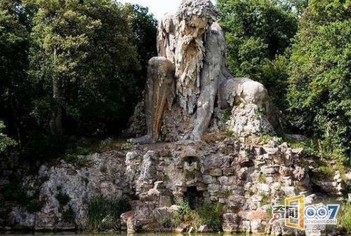 山林深处发现这个石像，石像里面却大有乾坤