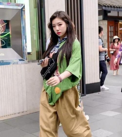  『女人味』养眼女神街拍：肤如凝脂的美女，一件黄色外套配黑色短裙，时尚魅力女人味