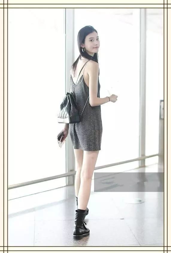 张俪奚梦瑶吊带现身机场，网友:一个俏皮可爱一个气场十足