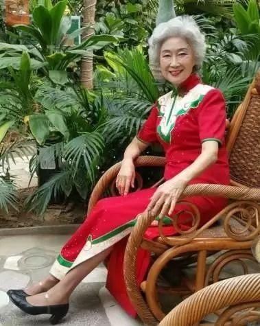  时装周：69岁成为世界旅游小姐选美冠军，惊艳纽约国际时装周，美不分年龄
