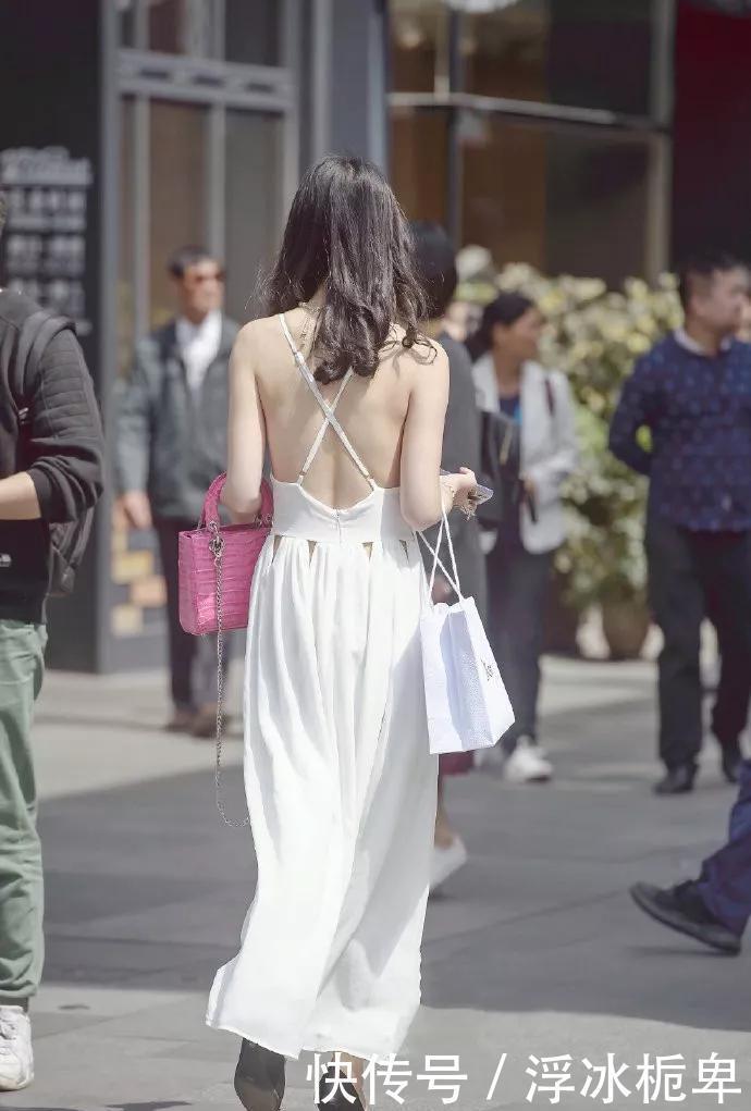 美女■露背的设计,非常彰显性感,小姐姐身上的这款连体裤