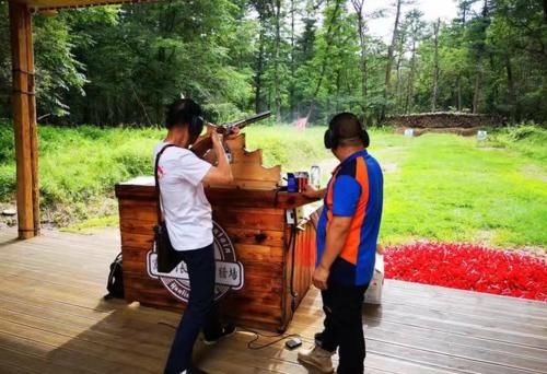 吉林唯一的国际狩猎场，游客能用真枪打猎，开一枪的价格太真实了