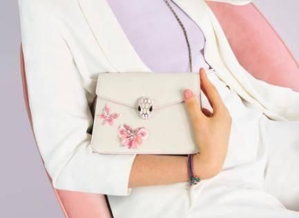  推出：看不到樱吹雪没关系！来看miumiu、Longchamp、BVLGARI粉包治百病