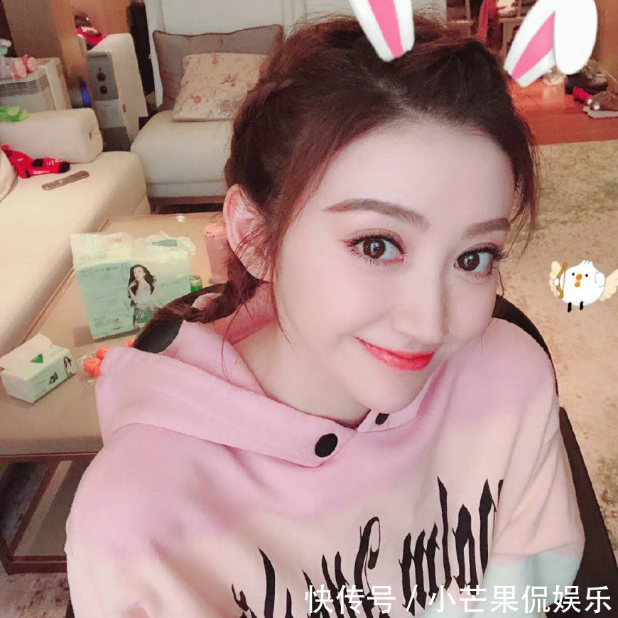 在世界杯开播那天,景甜在微博上发了几张照片