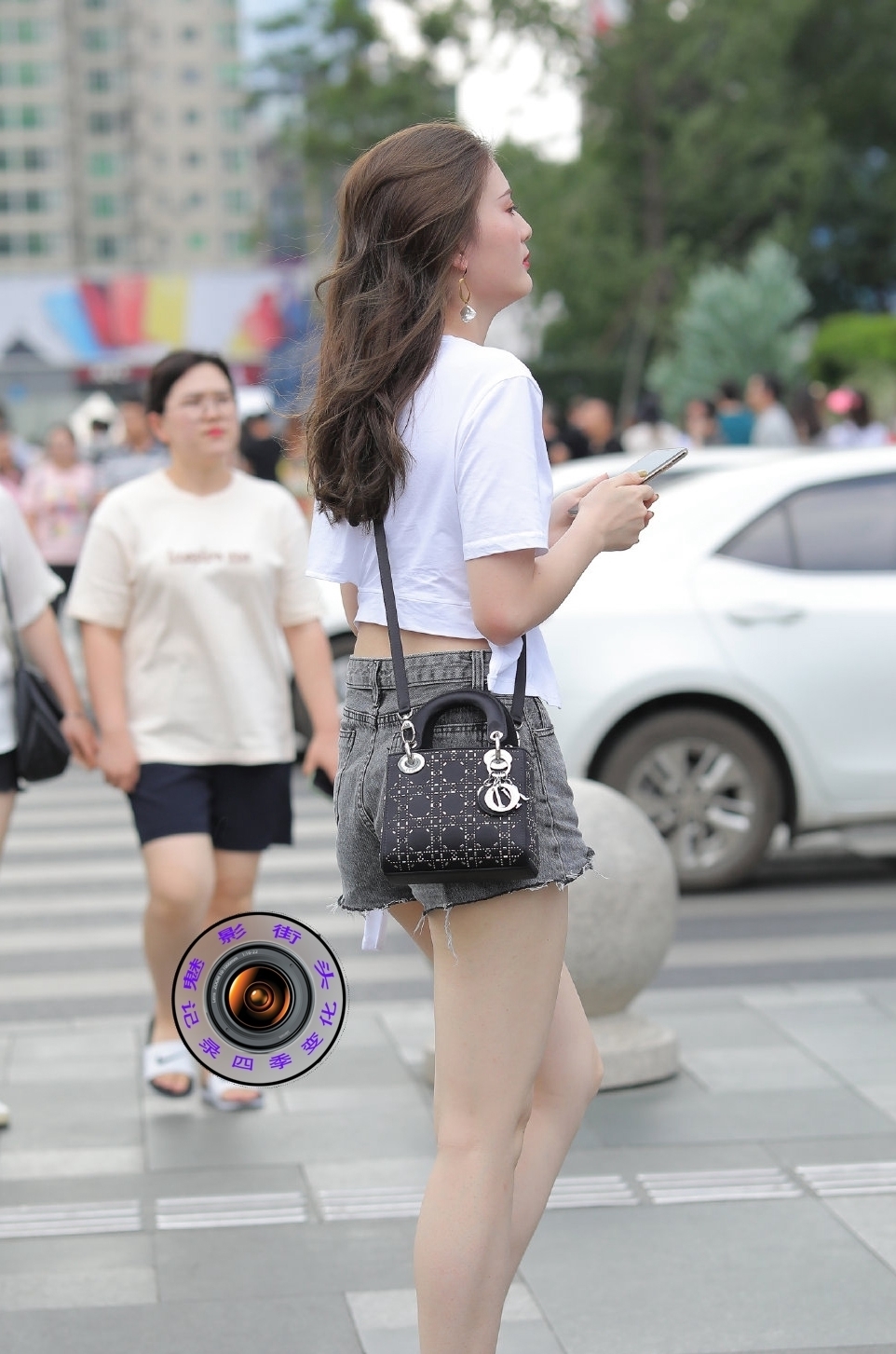 『美女』T恤加短裤搭配高跟凉拖鞋,简单大方的搭配也能穿出大长腿的效果