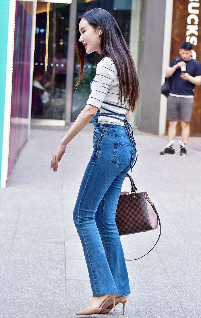 街拍：美女穿背带牛仔裤就是好看, 身段苗条多姿, 吸引人关注