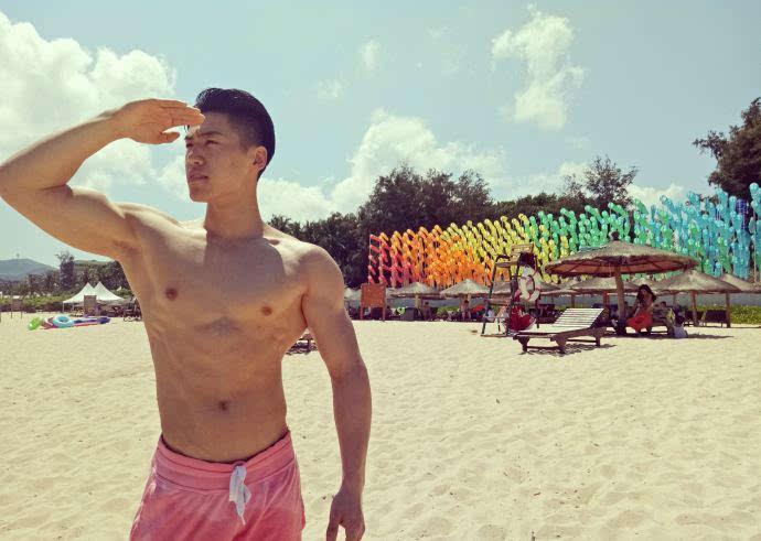 爱健身的大长腿，拥有一张明星脸，胸肌腹肌人鱼线全都有