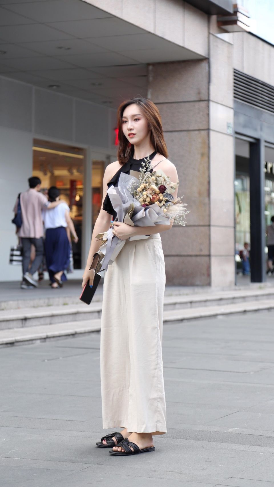 杭州街拍：很多美女都爱穿这种裤子