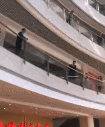GIF■搞笑GIF:这结婚的场面也太大了吧,新郎都吓跑了