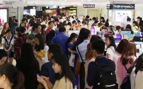 坑完中国游客，外国人这样说:反正他们人傻钱多，太好骗!