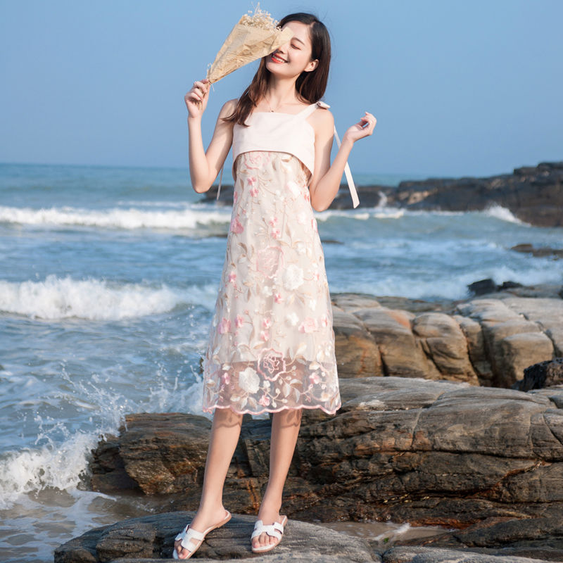 心心念念的吊带裙终穿上身了，上身清丽大方，完美勾勒身体曲线美