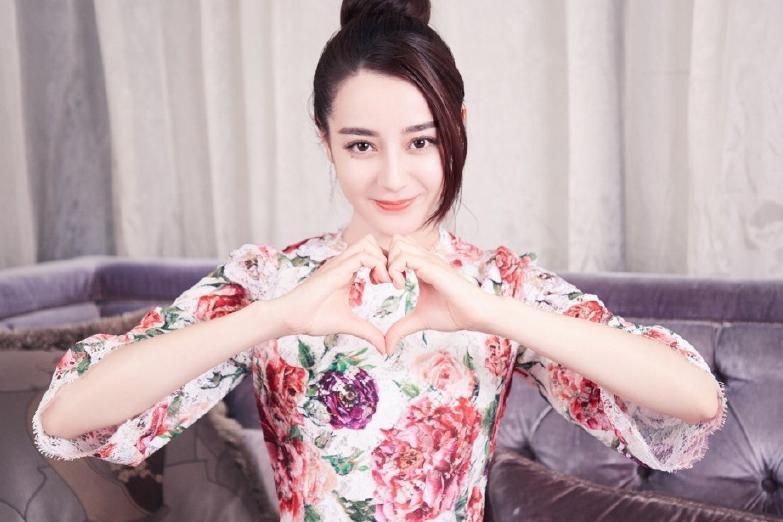 别只盯着迪丽热巴的裙子不放了！换了新发型后的她再次美出新高度