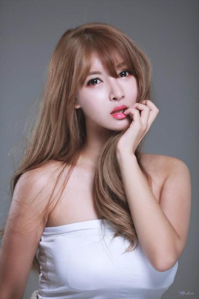 身材火辣的牛仔裤美女，超好的身材被裹的紧紧得