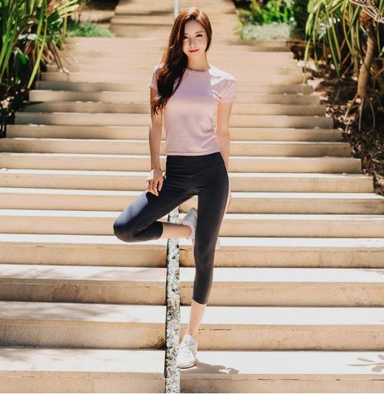 街拍：优雅洋气的紧身裤小姐姐，身材颜值超高，展露女神气质！