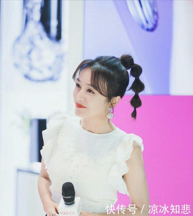  『深灰色』路人街拍，靓女美丽动人，穿深灰色的过膝长款大衣，十分的动人