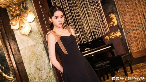 欧阳娜娜长腿逆天，超短裤直接穿成倒三角，露出大腿根神秘又性感