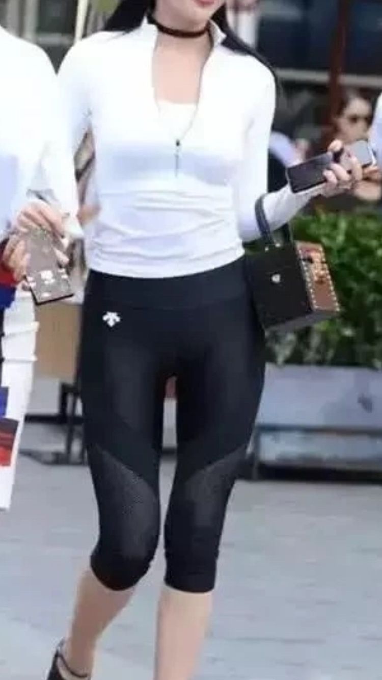 街拍丨穿棒球服的小姐姐，动感活力，紧身裤很燃!