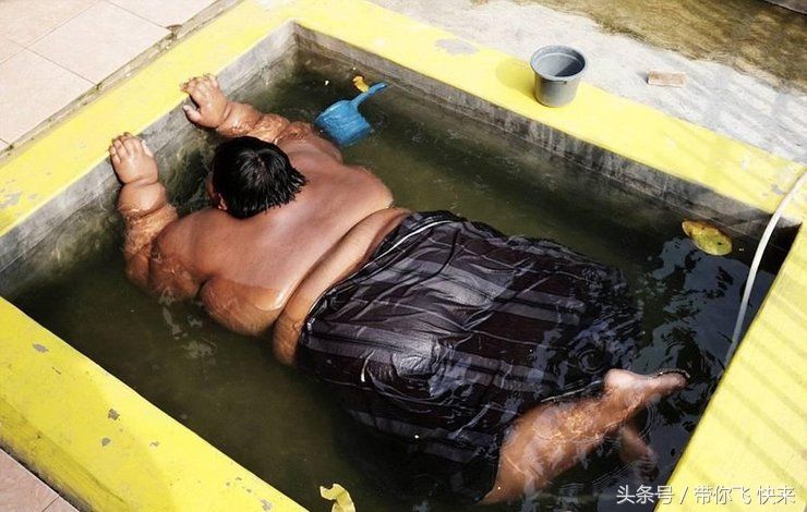 直击印度巨胖男童买不到合适的衣服