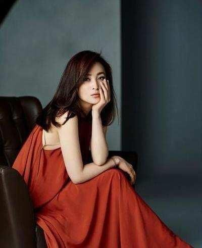 蒋勤勤关晓彤同台，看了照片终于知道微胖与苗条的差距!