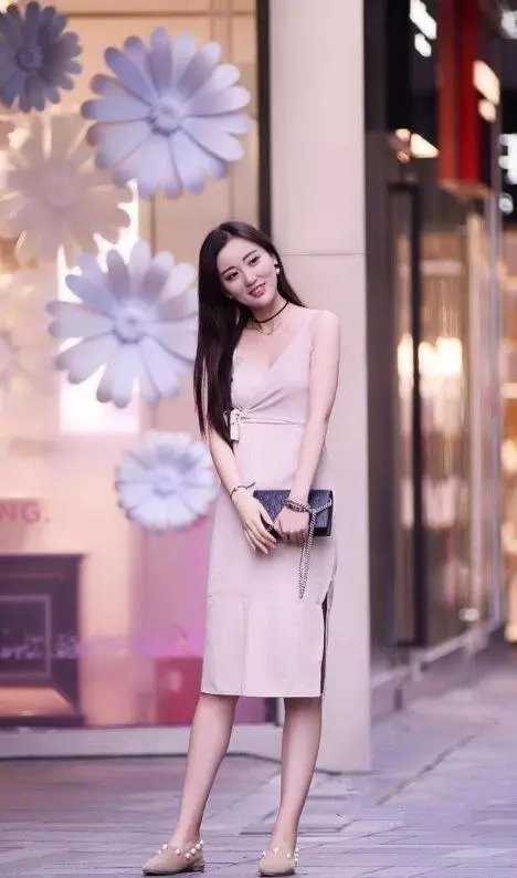 路人街拍，小姐姐身穿紧身的浅蓝色牛仔裤，勾勒出迷人的双腿