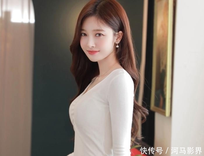 『 显得』搭配修身牛仔裤让造型更显靓丽自信,白色打底衫简洁时尚