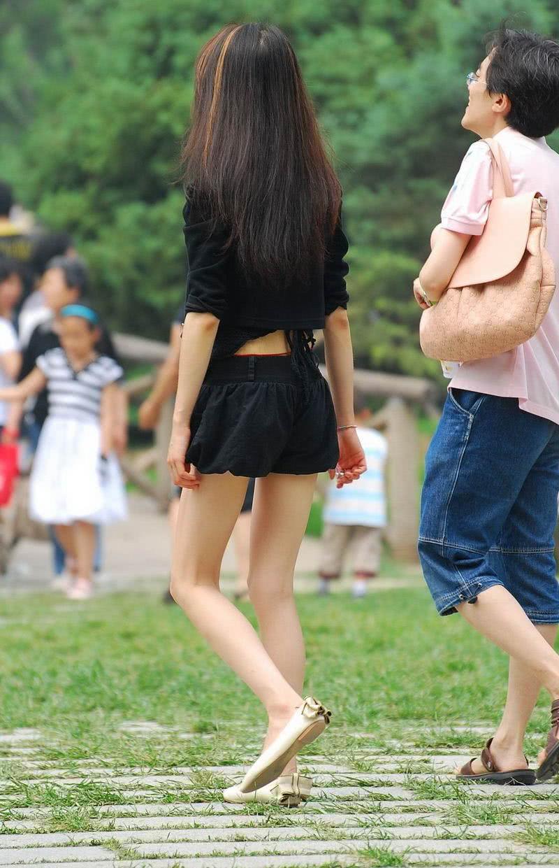 街拍：长相甜美的细腰美女，感受来自大长腿的恐惧吧