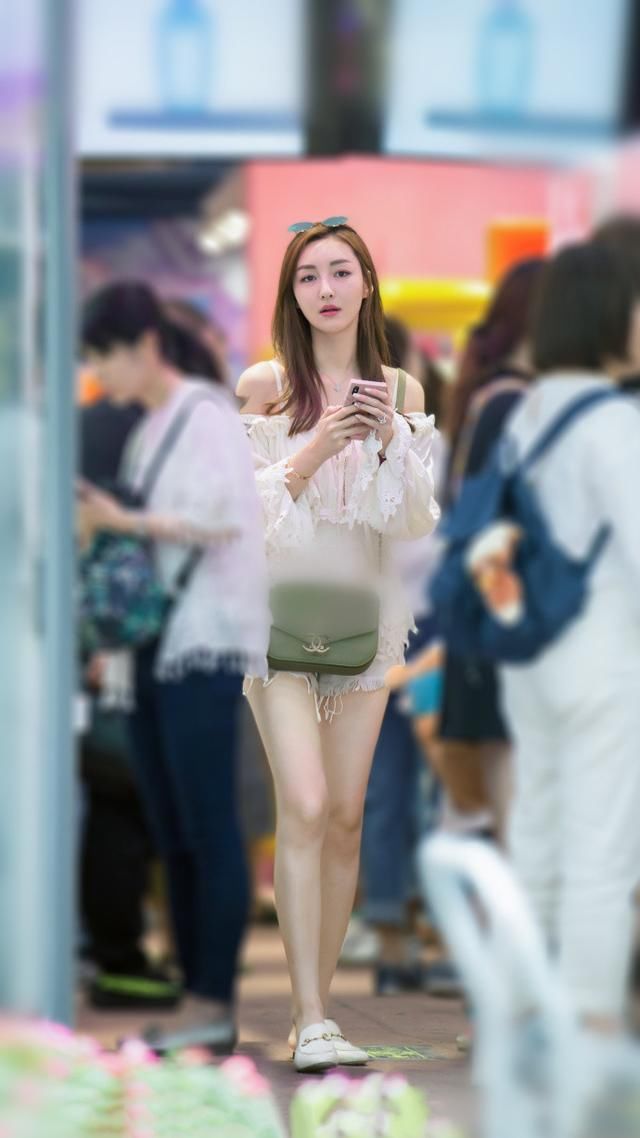 路人街拍，就算是美艳如花，也需要漂亮的衣服来衬托!