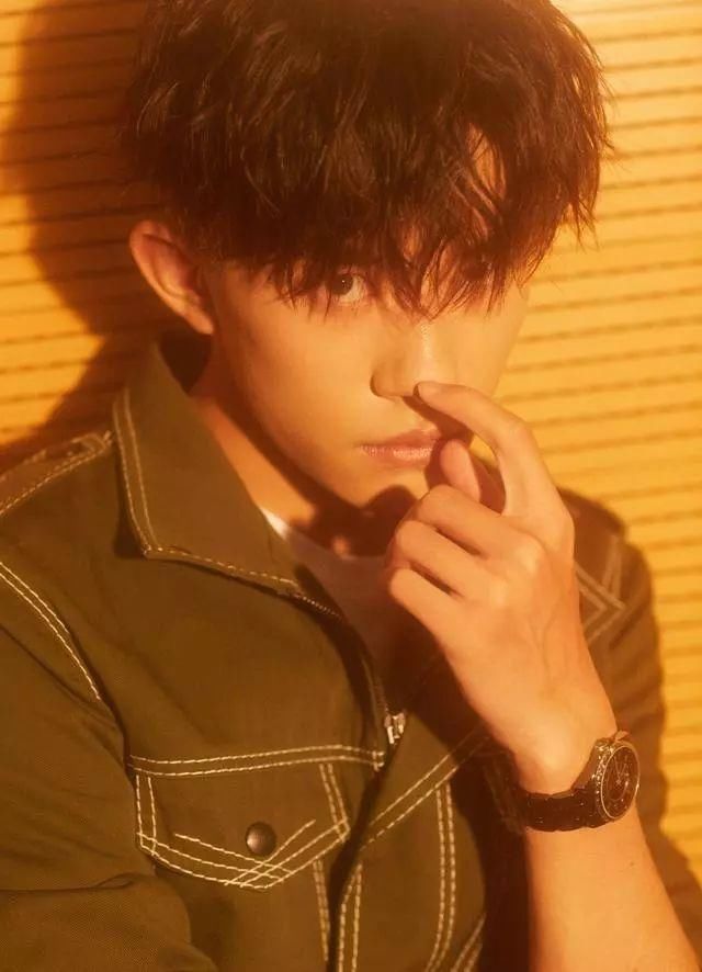 每周时报|LOEWE出书,Supreme卖报纸,本周时尚圈也太文艺了吧