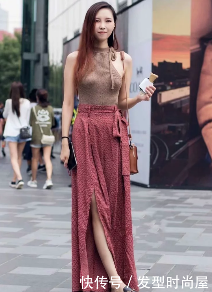 肤白貌美的牛仔裤小姐姐展露曼妙迷人的身姿，令人怦然心动！