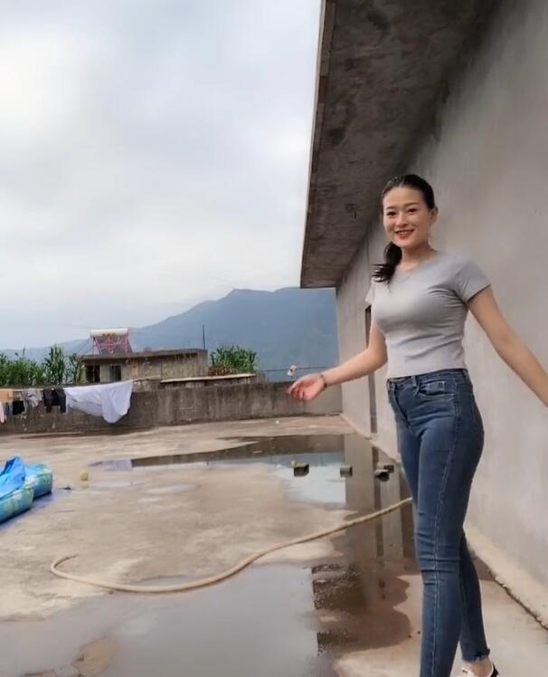 『 加上』百搭又好看,不落俗套,紧身T恤加上牛仔裤