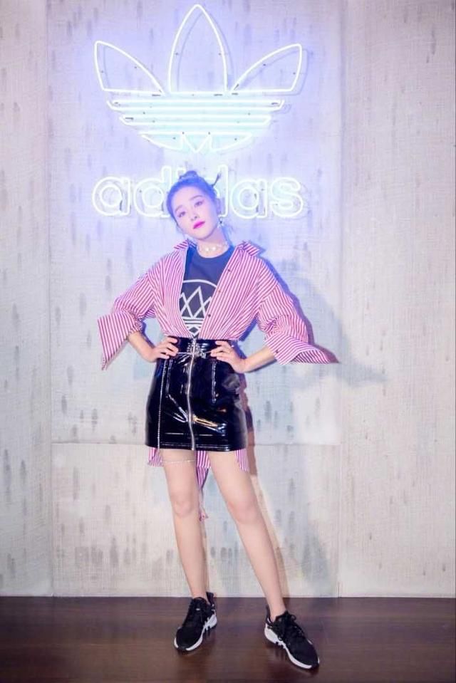 “韩国歌手”黄美英撞脸阚清子，但气质却被阚清子甩了一条街！