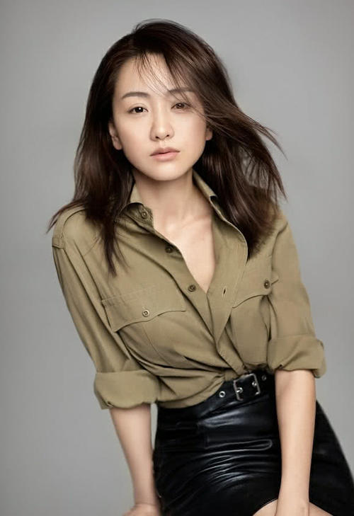 杨蓉的素颜照遭曝光！双眼皮很有亮点，看上去像是被割过的