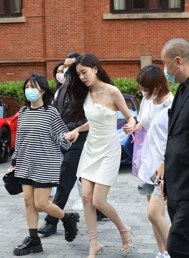  #白裙#宋妍菲穿白裙秀窈窕身段，穿白色西装潇洒迷人，天生丽质有星味