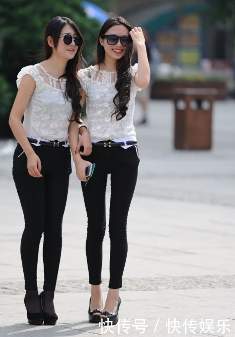 双胞胎小姐姐紧身牛仔比身材，浑圆的翘臀可以看出谁是姐姐，摇摆