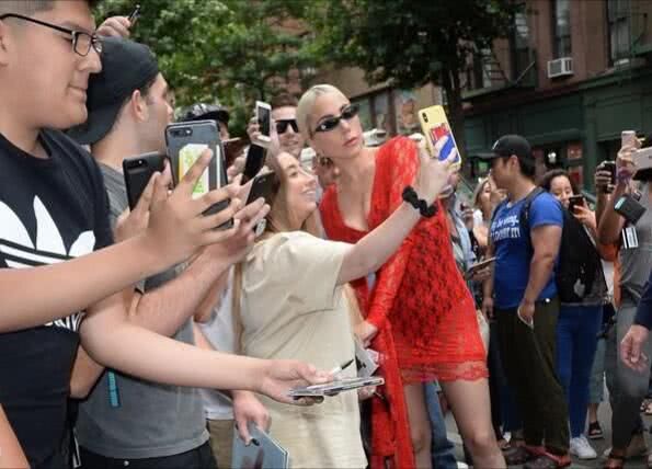 Lady gaga身穿红色蕾丝透视短裙，网友:亮点全在下面