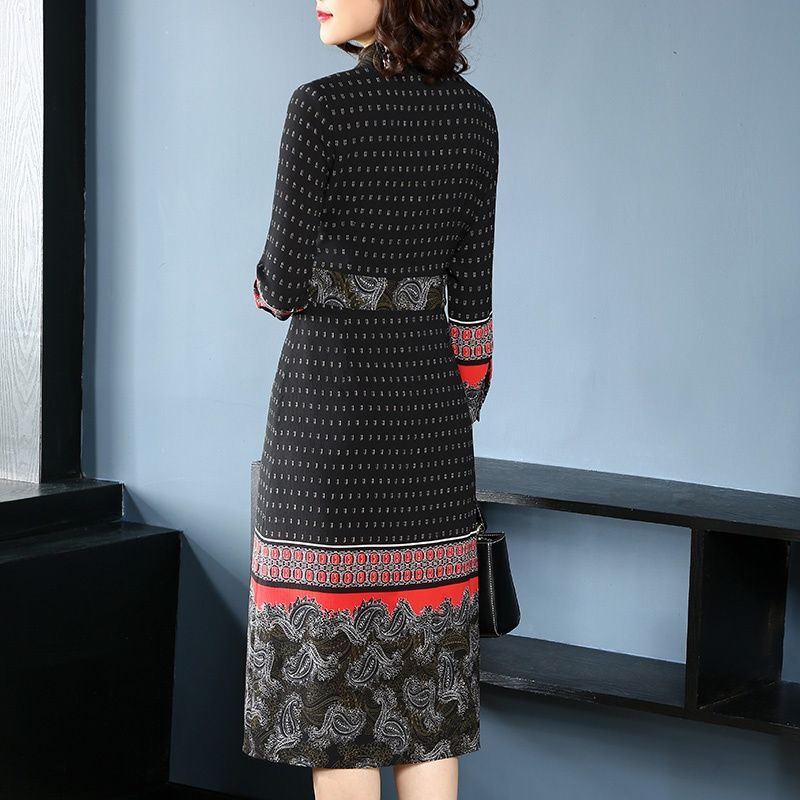 这才适合三四十岁女人的打扮，精致秋裙+短靴，美得猝不及防