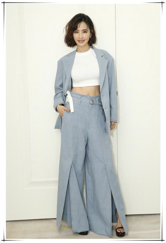 蔡依林为博眼球，在阔腿裤上挖了两个洞，网友：这腿秀的我给满分