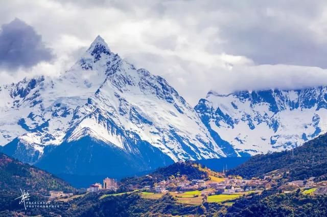 再过一个月，国内这处桃花盛景就要藏不住啦！囊括高原最美雪山！