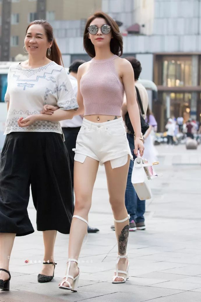 街拍：白色紧身衣撑得紧绷绷，让你整个夏天都如仙女一般
