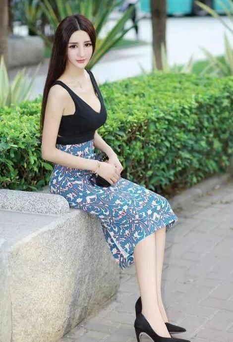  『面带微笑』街拍：面带微笑的美女，一件白色上衣配牛仔裤，时尚清新靓丽气息