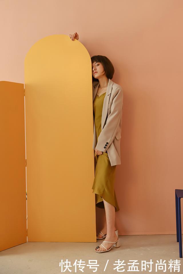  『女人』尖头鞋的优点在于在完美修饰你脚趾造型，散发着女人时尚穿搭