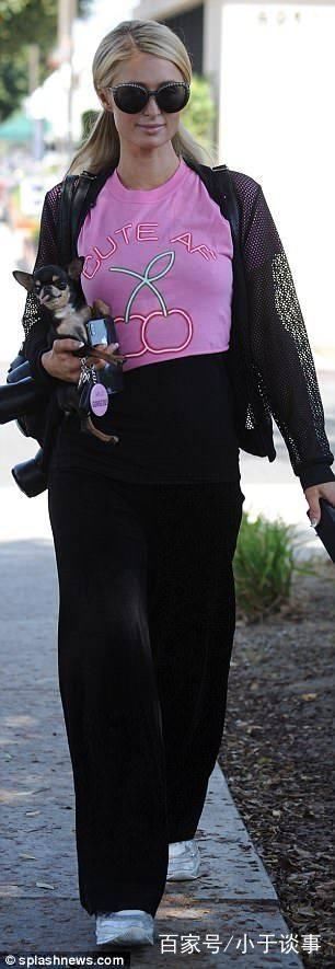 帕丽斯希尔顿为了防止订婚戒指丢失，准备了至少3个复制品！