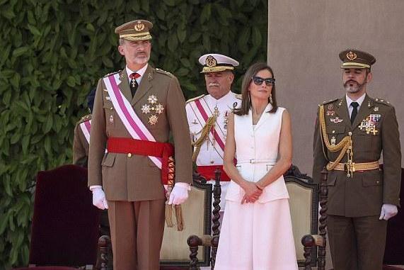 西班牙王后白色裙装亮相典礼气质完胜凯特，她才是凯特的时尚劲敌