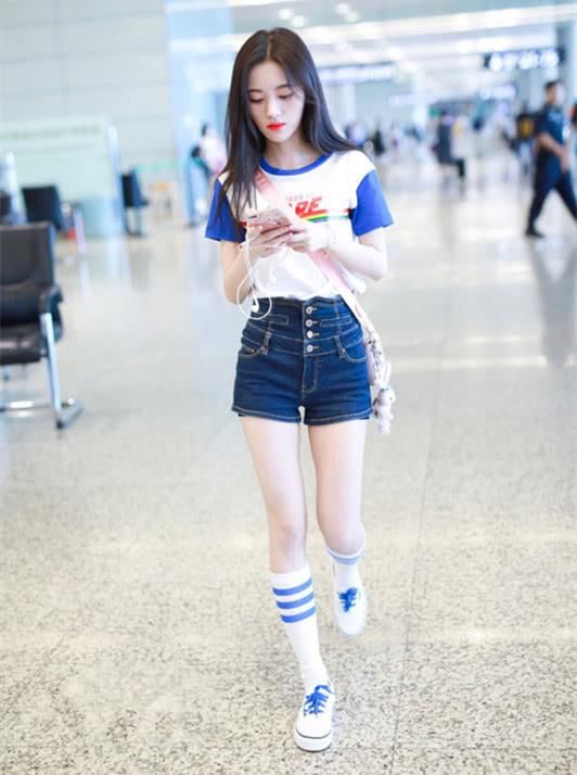 “四千年美女”鞠婧祎机场穿2千长筒棉袜，网友:不怕臭脚吗?