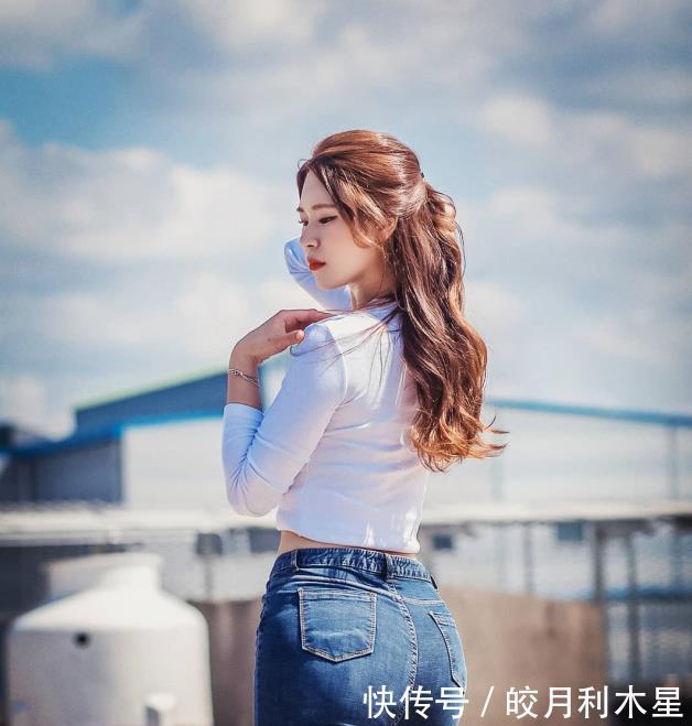  「展现出」牛仔裤怎么穿都好看，突显潮流时尚感！