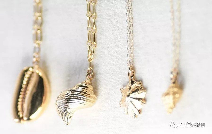 夏末天色渐暗，想在锁骨间戴条小项链